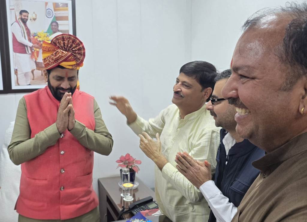 A delegation of the All Haryana Vegetable Market Arhatiya Association led by BJP leader Rajesh Thakral met Chief Minister Nayab Singh Saini